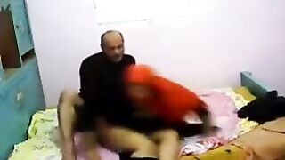 ينيك جارته الشرموطة ويعطيها 100 جنيه - سكس مصري